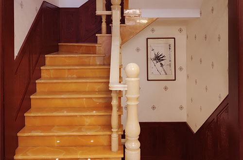 色达中式别墅室内汉白玉石楼梯的定制安装装饰效果